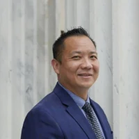 Tomas-Yi-Headshot
